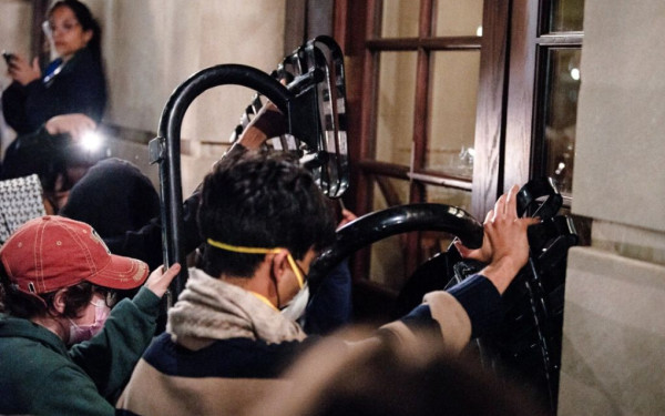 Το πανεπιστήμιο Κολούμπια στις ΗΠΑ απειλεί να αποβάλει φοιτητές που έκαναν κατάληψη σε κτίριο για τη Γάζα (βίντεο)