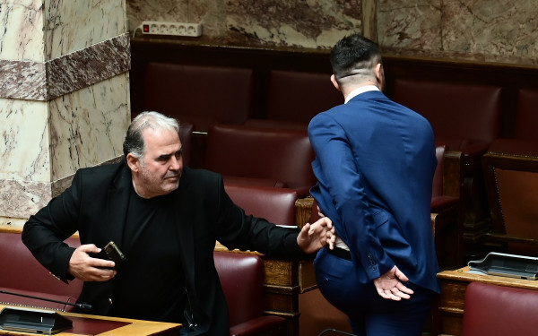 Επεισόδιο στη Βουλή: Συνελήφθη ο Φλώρος μετά την μπουνιά στον Γραμμένο - Δείτε φωτογραφίες