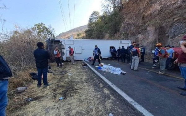 Τραγωδία στο Μεξικό: 14 νεκροί και 31 τραυματίες σε τροχαίο με ανατροπή λεωφορείου (βίντεο, φωτ.)