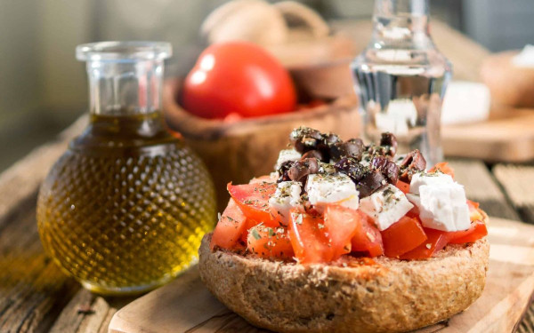 Ελληνική πρωτιά στην παγκόσμια λίστα με τις καλύτερες σαλάτες: Ο ντάκος στην κορυφή - 3η θέση για την χωριάτικη (βίντεο, φωτ.)