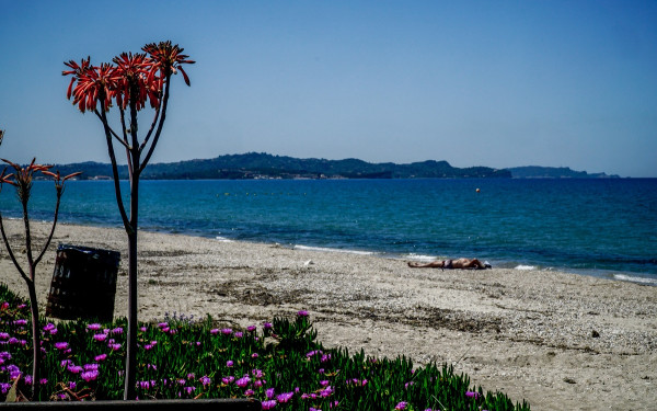 Καλοκαιρία σήμερα  με υψηλές θερμοκρασίες και αεράκι - Πού μπορεί να βρέξει