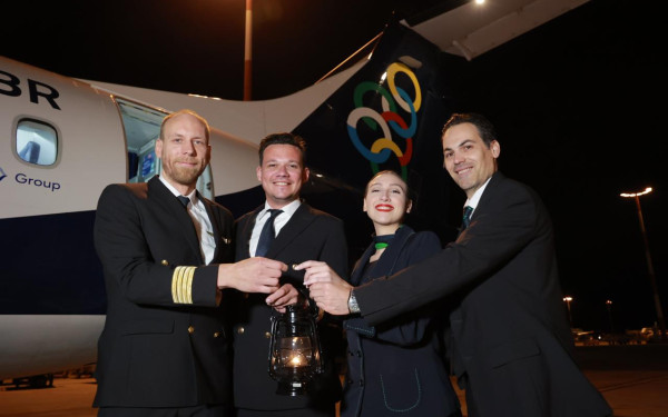 Η AEGEAN και η Olympic Air μετέφεραν το Άγιο Φως στην ελληνική επικράτεια