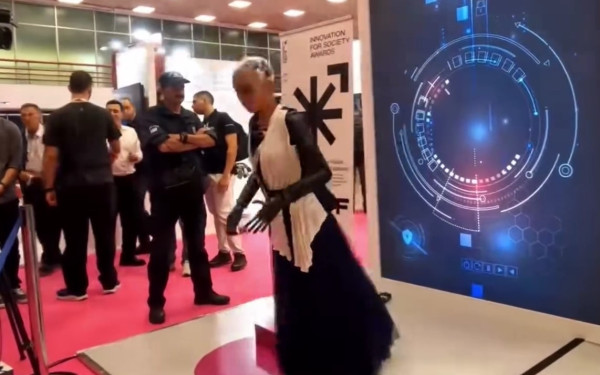 Το στραβοπάτημα της... Sophias - Έπεσε ενώ περπατούσε στη ΔΕΘ - Δείτε βίντεο