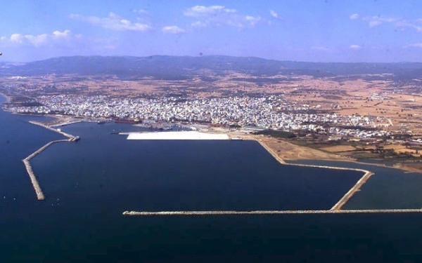 Αλεξανδρούπολη: «Βουτιά» αυτοκινήτου στο λιμανάκι - Σώες οι δύο γυναίκες