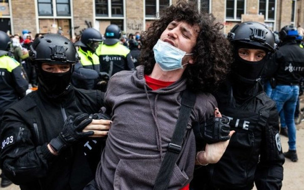 Συνεχίζονται οι κινητοποιήσεις υποστήριξης στη Γάζα: 32 συλλήψεις στα επεισόδια σε πανεπιστήμιο του Άμστερνταμ (βίντεο)