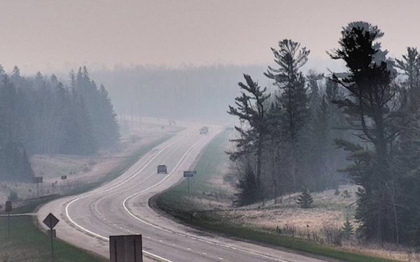Καναδάς: Χιλιάδες κάτοικοι απομακρύνονται εσπευσμένα από τα σπίτια τους εξαιτίας πυρκαγιών (βίντεο)