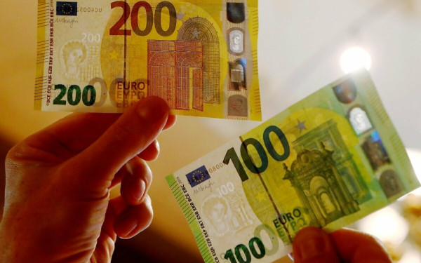 Πήγε σε τράπεζα της Λάρισας να ανταλλάξει 40.000 ευρώ, που είχαν κλαπεί από την Λιβύη επί Καντάφι