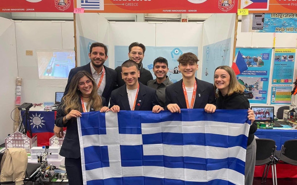 Τα σπασμένα γυαλιά μυωπίας ενέπνευσαν μαθητές Λυκείου να φτιάξουν συσκευές για να βοηθήσουν τυφλούς συμμαθητές τους