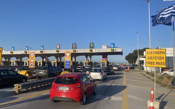 Θεσσαλονίκη: Μεγάλες καθυστερήσεις στα διόδια Μαλγάρων – Ουρά 3 χλμ από Ι.Χ.