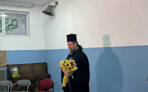 Θεσσαλονίκη: Ο Μητροπολίτης Φιλόθεος δώρισε απινιδωτή σε σχολικό συγκρότημα της πόλης