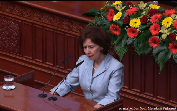 Άρχισε τις προκλήσεις από την ορκωμοσία της η πρόεδρος της Βόρειας Μακεδονίας - Αποκάλεσε τη χώρα «Μακεδονία» (βίντεο)
