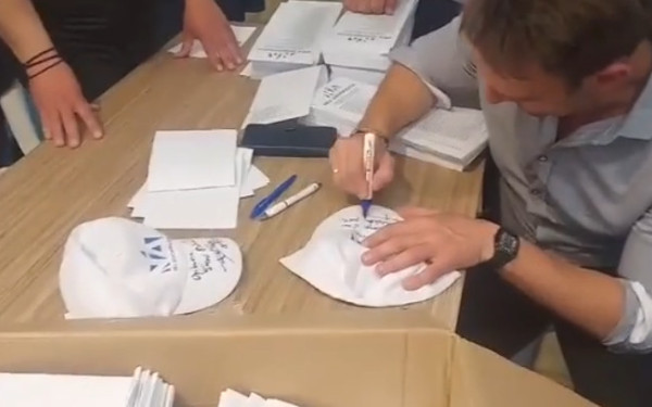 Κιλκίς:  Ο Κασσελάκης  «μπούκαρε» στα γραφεία της ΝΔ και υπέγραψε σε καπελάκια (βίντεο)