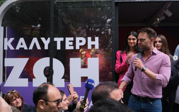 Ξεκίνησε την περιοδεία με το τροχόσπιτο ο Κασσελάκης: «Από σήμερα, κανείς δεν είναι μόνος»