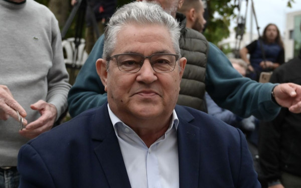 Κόκκινα γαρύφαλλα από τον Δ. Κουτσούμπα στις δημοσιογράφους για την 8η Μάρτη