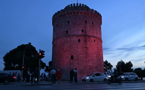 Ο Λευκός Πύργος φωτίστηκε κόκκινος για να σταλεί μήνυμα για τη μεσογειακή αναιμία (βίντεο)