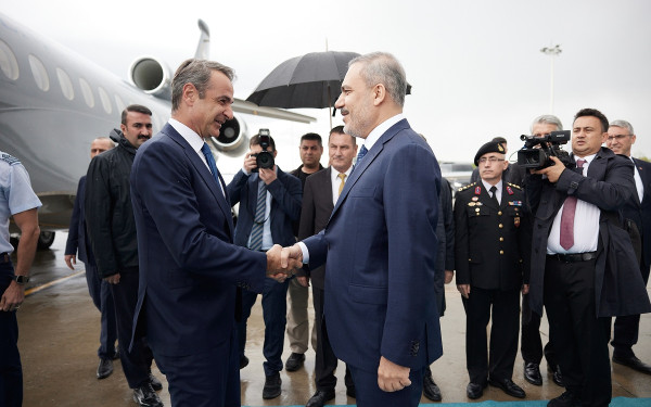 Φιντάν κατά Μητσοτάκη: «Μόνο ο Έλληνας πρωθυπουργός ποζάρει με τον Νετανιάχου»