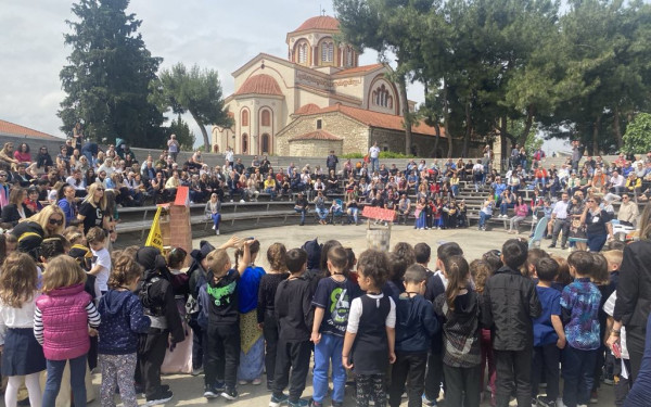 Παιδιά νηπιαγωγείων της Θέρμης τίμησαν τη μνήμη των θυμάτων της Γενοκτονίας των Ποντίων (βίντεο, φωτ.)