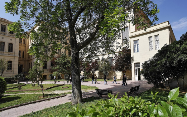 Ετοιμάζεται «παραδοσιακό γλέντι Τσικνοπέμπτης» στα γρασίδια της Φιλοσοφικής ΑΠΘ