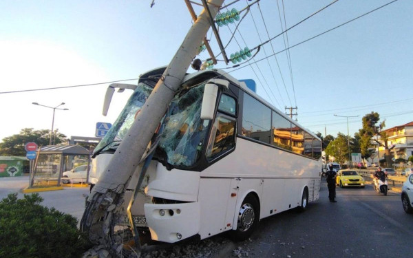 Αττική: Πούλμαν καρφώθηκε σε κολόνα στη Λεωφόρο Λαυρίου
