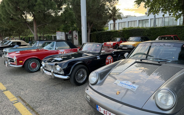 Θεσσαλονίκη: 80 κλασικά αυτοκίνητα αντίκες κατέκλυσαν την Νέα Παραλία (φωτ.)