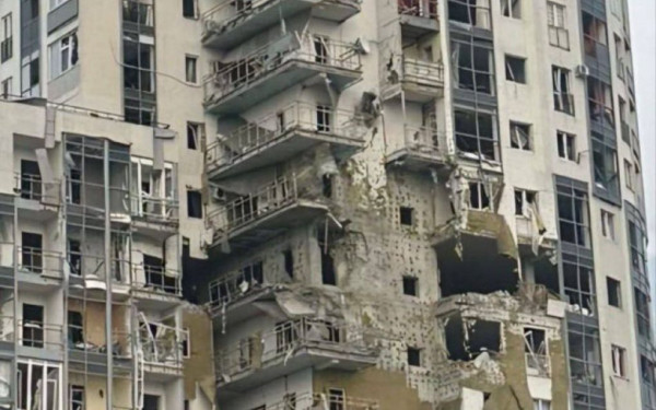 Ουκρανία: Τρεις νεκροί από ρωσική επίθεση σε πολυκατοικία στο Χάρκοβο