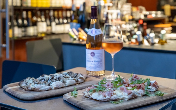 Wine Hideout: Το πιο cozy wine bar της Θεσσαλονίκης, σε ιδανικό σημείο, για να γίνει στέκι σας