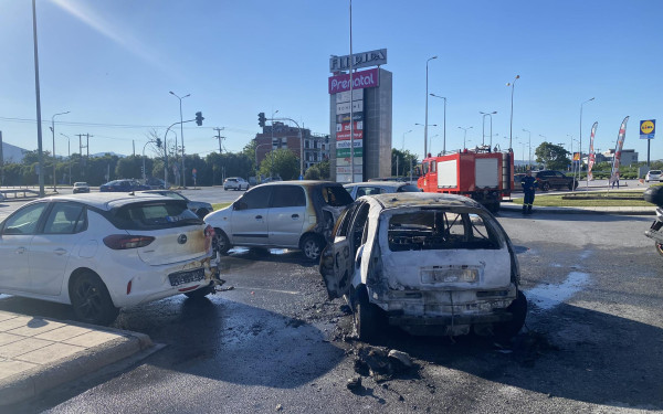 Θεσσαλονίκη: Πήγε να παρκάρει και το όχημα τυλίχτηκε στις φλόγες - Πρόλαβε και βγήκε ο οδηγός (φωτ.)