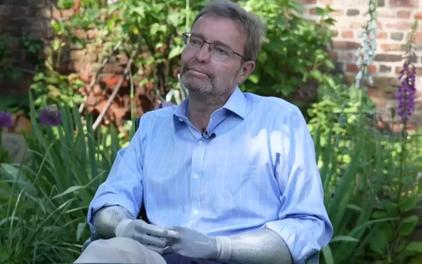 Μ. Βρετανία: Ακρωτηρίασαν τα χέρια και τα πόδια βουλευτή λόγω σηψαιμίας - «Θα γίνω ο πρώτος βιονικός βουλευτής» είπε ο ίδιος (βίντεο)