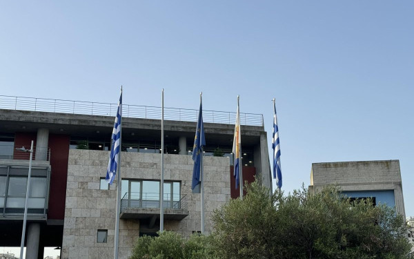 Θεσσαλονίκη: Κατέβασαν τη σημαία του ΠΑΟΚ από το Δημαρχείο (φωτ.)