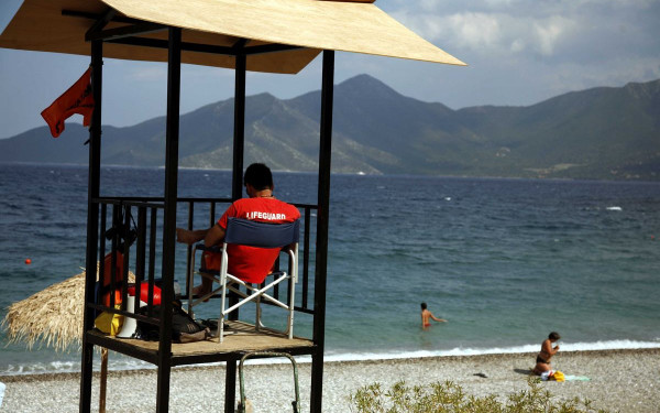 Πλαταμώνας: 15χρονος έκανε μακροβούτι και του έσωσαν τη ζωή οι ναυαγοσώστες και ο απινιδωτής