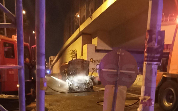 Θεσσαλονίκη: Φωτιά σε εν κίνησει όχημα τα ξημερώματα (φωτ.)