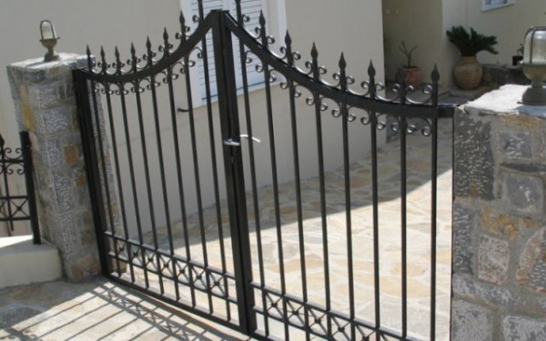 Τραγικός θάνατος για ηλικιωμένη στην Ηλεία - Την καταπλάκωσε καγκελόπορτα