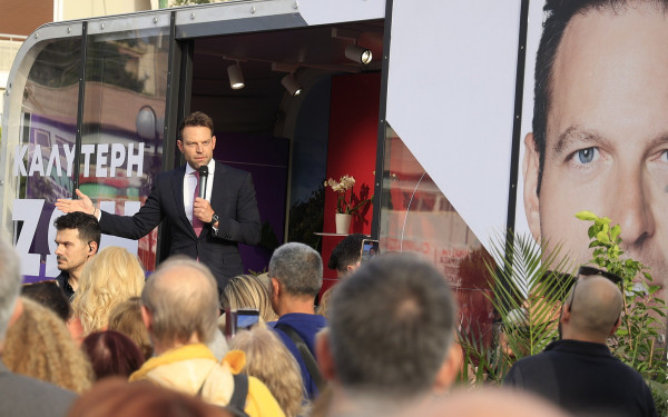 Με τρεις λέξεις σε... τέσσερις τροχούς ο Κασσελάκης ξανασυστήνει τον ΣΥΡΙΖΑ