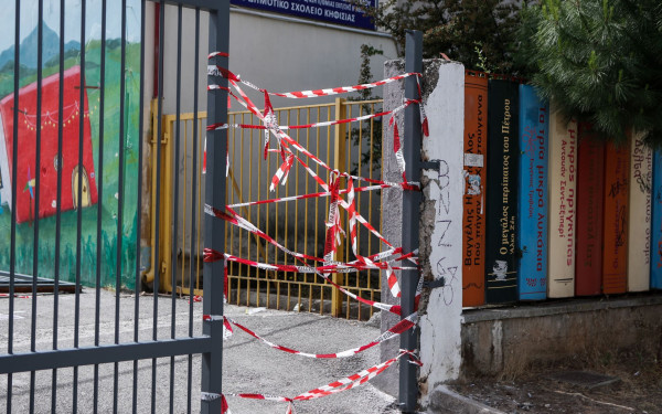 Κηφισιά: Η σχολική τσάντα έσωσε τον 9χρονο που καταπλακώθηκε από την πόρτα (βίντεο)
