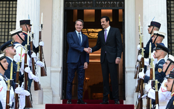 Στο Μέγαρο Μαξίμου ο Εμίρης του Κατάρ: Συνάντηση με Μητσοτάκη