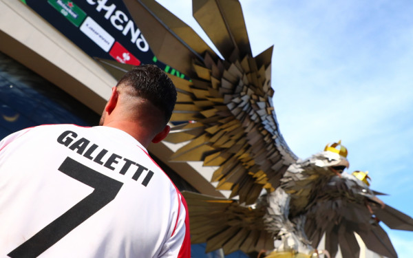 Τελικός Conference League: Το κόκκινο χρώμα στο γήπεδο της ΑΕΚ, ο αετός και οι τρεις γιγαντοοθόνες (βίντεο)