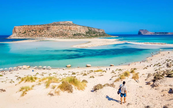 Χανιά: Μόνο κολυμπώντας η πρόσβαση στην παραλία Μπάλος - Τέλος τα ΙΧ σε Ελαφονήσι και Φαλάσαρνα