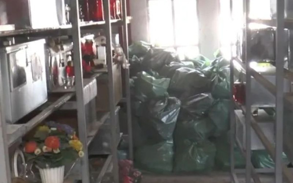 Ντροπιαστικές εικόνες στις Σέρρες: «Σε αναμονή» ανθρώπινα οστά στοιβαγμένα σε νάιλον σακούλες (βίντεο)
