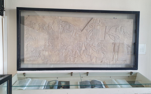 Θεσσαλονίκη: Ο Μέγας Αλέξανδρος συναντά τον τελευταίο Φαραώ και «αποκρυπτογραφεί» τη Στήλη της Ροζέτας στο βιβλικό μουσείο του ΑΠΘ (φωτ.)