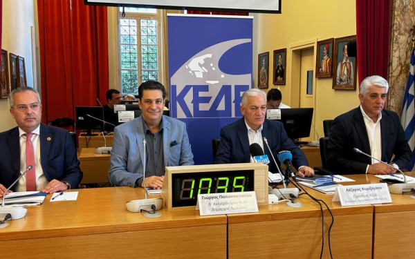 Η «ποδοσφαιρική» συζήτηση της Ε. Αχτσιόγλου με τους δημάρχους και τα χαμόγελα για τον ΠΑΟΚ και τον Ολυμπιακό