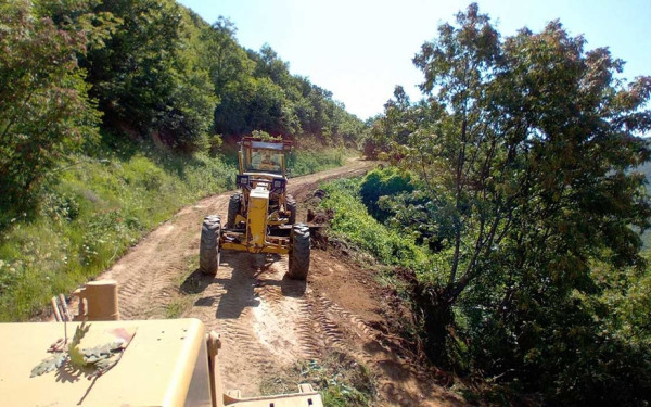 Φλώρινα: Σε εξέλιξη οι εργασίες συντήρησης και βελτίωσης βατότητας του δημοτικού δασικού οδικού δικτύου (φωτ.)