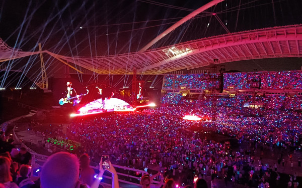 Το φαντασμαγορικό υπερθέαμα των Coldplay στο ΟΑΚΑ - Δείτε βίντεο και φωτογραφίες
