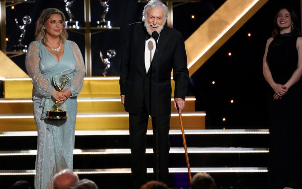 Στα 98 του ο Ντικ Βαν Ντάικ έγινε ο γηραιότερος ηθοποιός που κέρδισε Daytime Emmy (βίντεο)