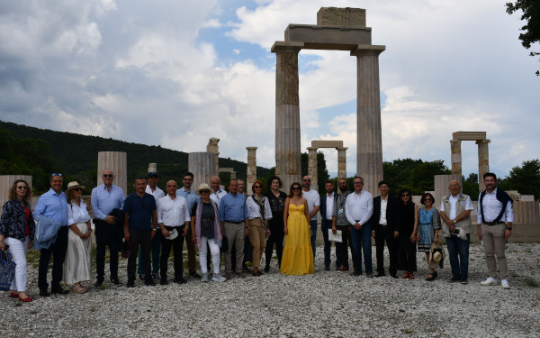 Στο ανάκτορο των Αιγών περιηγήθηκαν διπλωμάτες από διάφορες χώρες