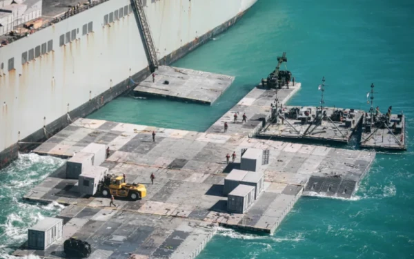 Γάζα: Ο αμερικανικός στρατός επανατοποθέτησε την προσωρινή προβλήτα για τη μεταφορά ανθρωπιστικής βοήθειας