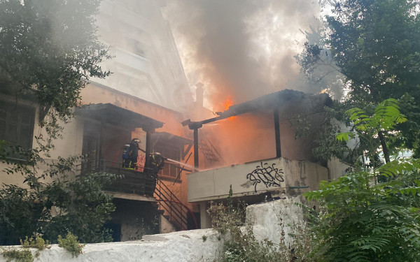 Θεσσαλονίκη: Φωτιά σε εγκαταλελειμμένο κτίριο στο κέντρο (βίντεο)