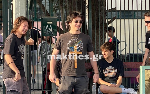 Θεσσαλονίκη: Ο πιο καλός ο μαθητής πάει με τον... σταυρό στο στήθος στις Πανελλαδικές εξετάσεις (βίντεο)