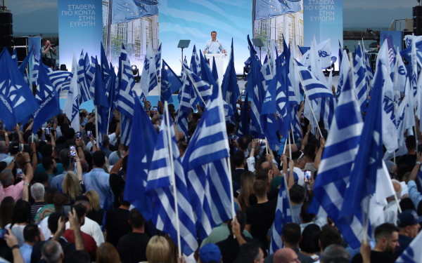 Το γαλάζιο σκωτσέζικο ντουζ στο λιμάνι, το δείπνο του Μητσοτάκη και η πολιτική λογική του δημάρχου.  Γράφει ο Μποξέρ*