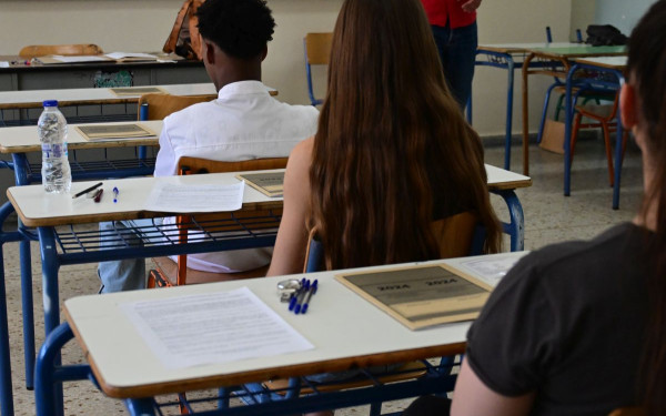 Πανελλαδικές 2025: Μαθητής έσκυψε και αποκαλύφθηκαν τα σκονάκια - «Όλοι αντιγράφουν» φώναζαν οι εκπαιδευτικοί γονείς του