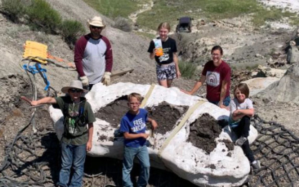 ΗΠΑ: Παιδιά ανακάλυψαν απολιθωμένο οστό νεαρού Τυραννόσαυρου Ρεξ ενώ έκαναν βόλτα